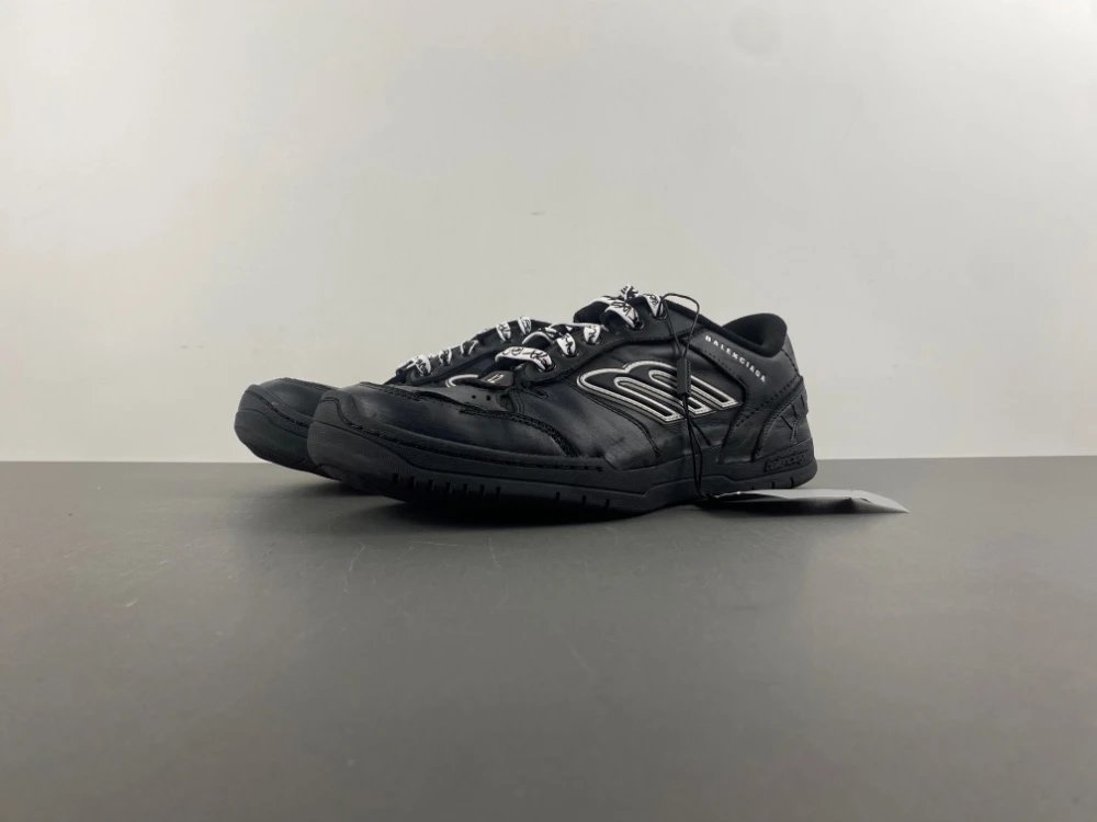 Balenciaga Sneakers Chunky Lace-Up — All in black and white