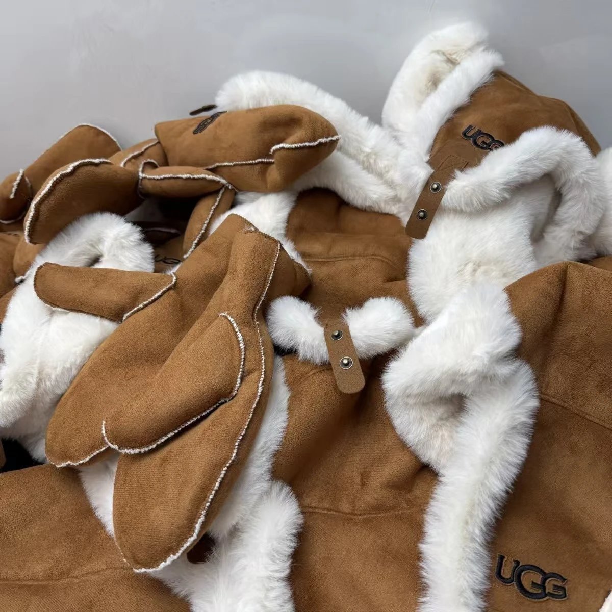 UGG Classic Mini Mitten Chestnut Shearling-Lined Gloves - 3