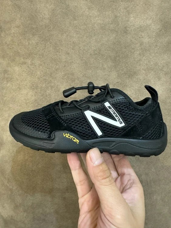 New Balance Sneakers MT10 wide-fit mesh — Black and white