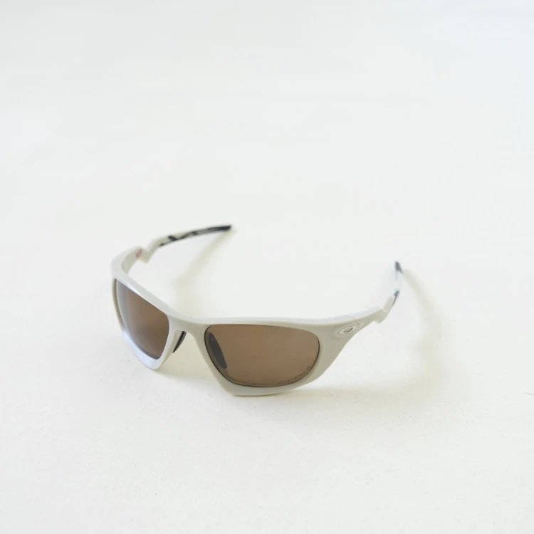 Oakley Eyewear Angular wraparound sunglasses — Sand color