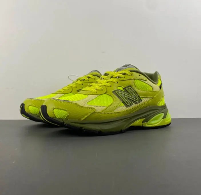 New Balance Sneakers Low-Top Lace-Up — Fluorescent green