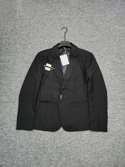 Black Single-Breasted Blazer [1 style]
