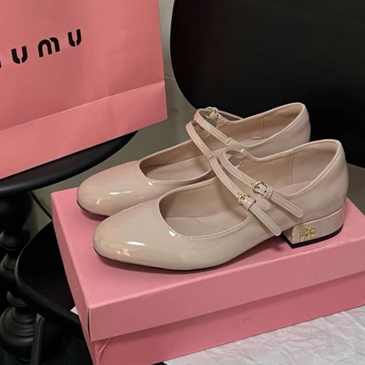 Apricot color