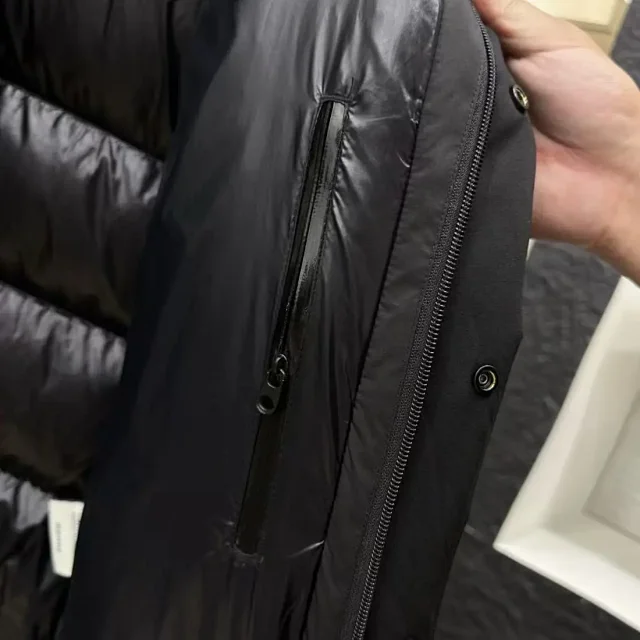 Moncler Down Jackets Quilted knit-sleeve zip-down jacket product detail image 7