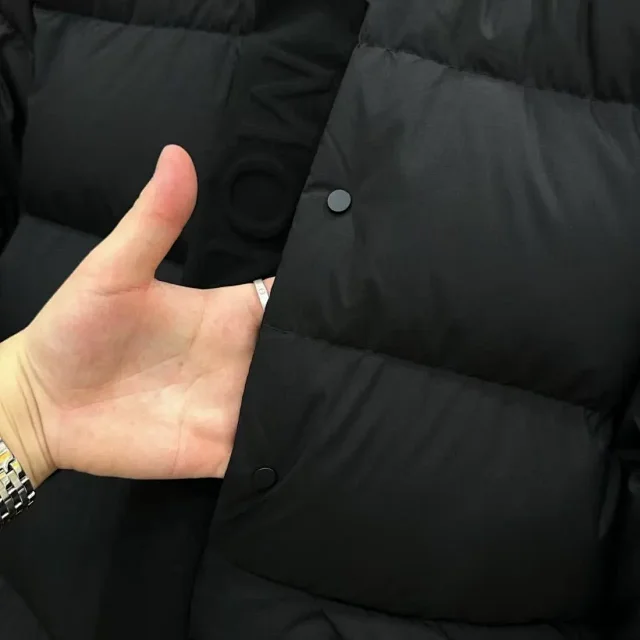 Moncler Down Jackets Quilted knit-sleeve zip-down jacket product detail image 5