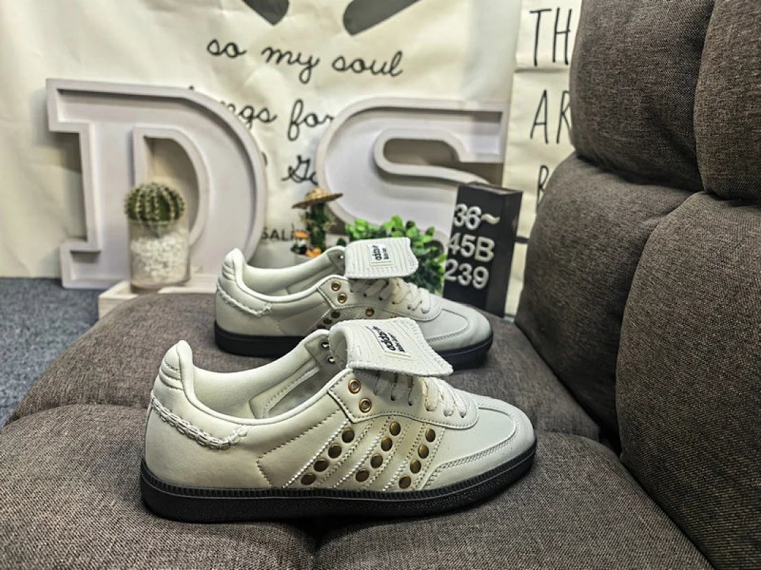 Adidas IG4304 WB STUDDED SAMBA Low-Top Sneakers