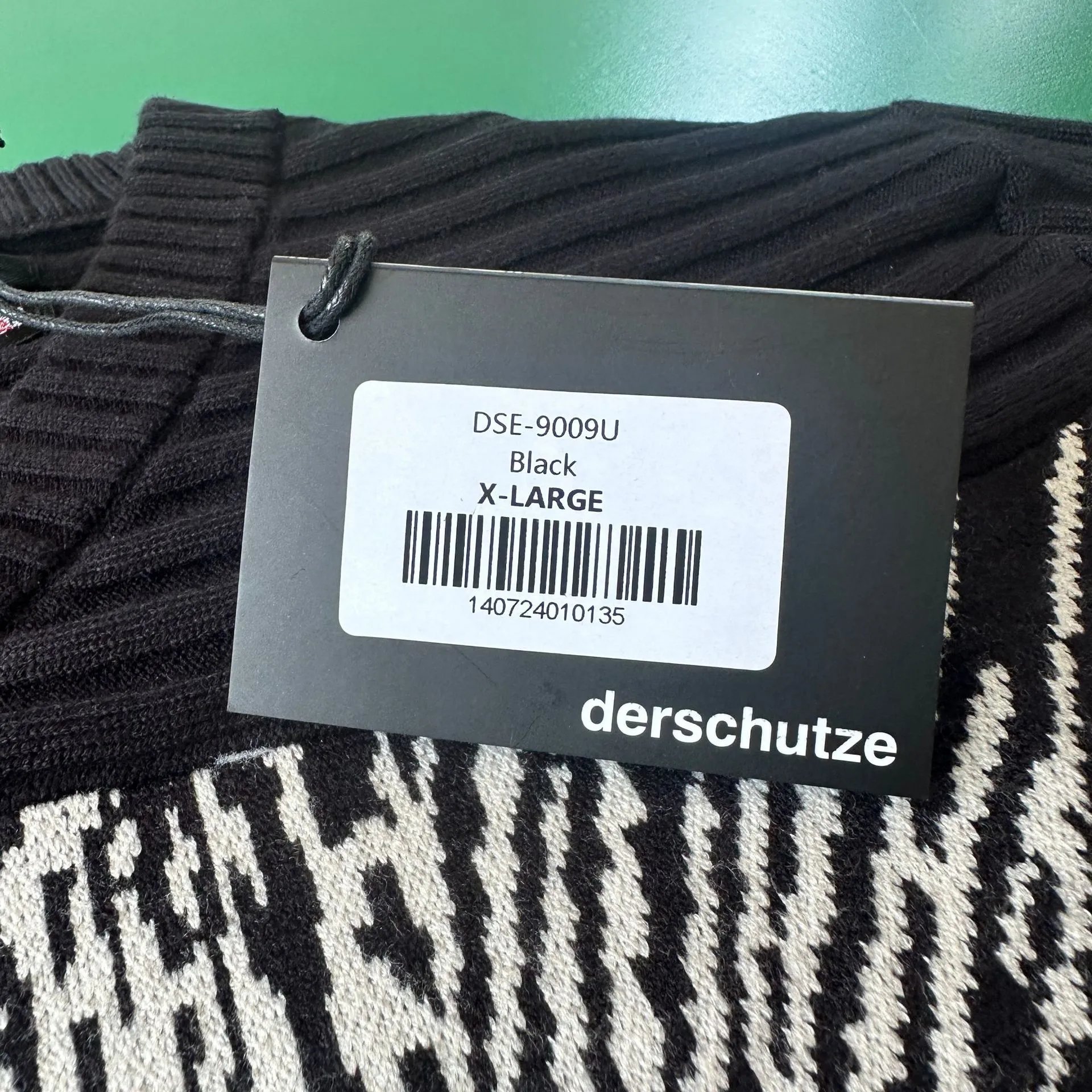 Knitted V-Neck Short Sleeve Black Graphic Art Sweater