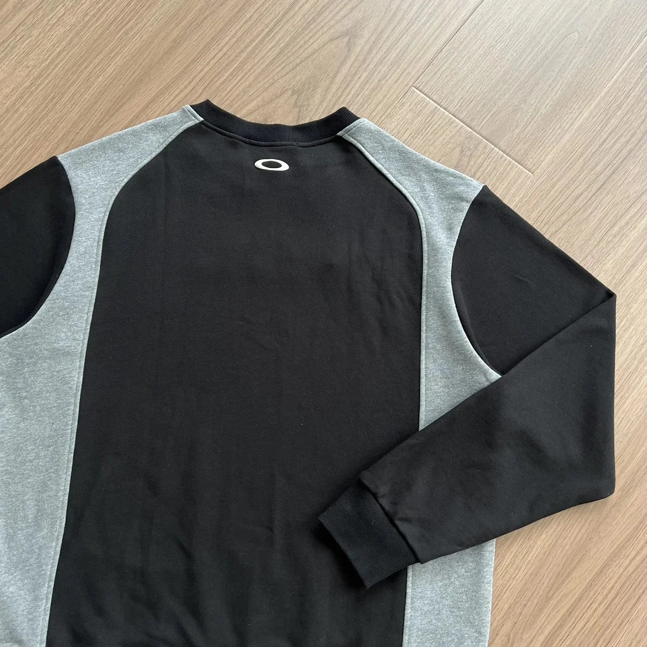 Black and Gray Color-Block Foam Print Sweatshirt photo 3