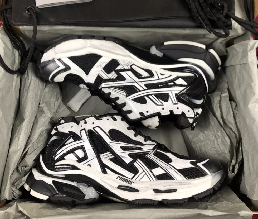 Runner Black and Whi