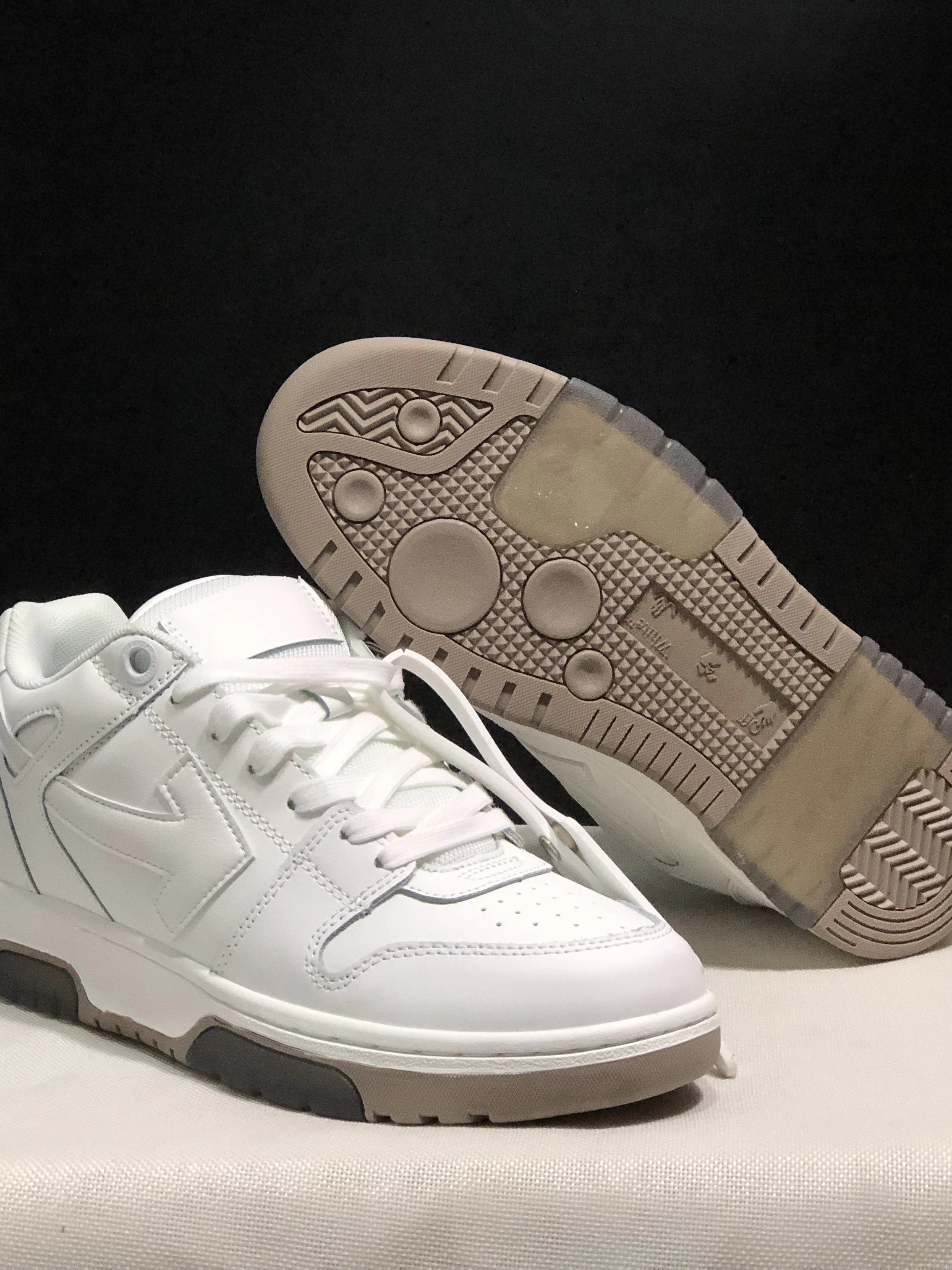 White Leather Sneakers With Gray Arrow Logo Casual Style