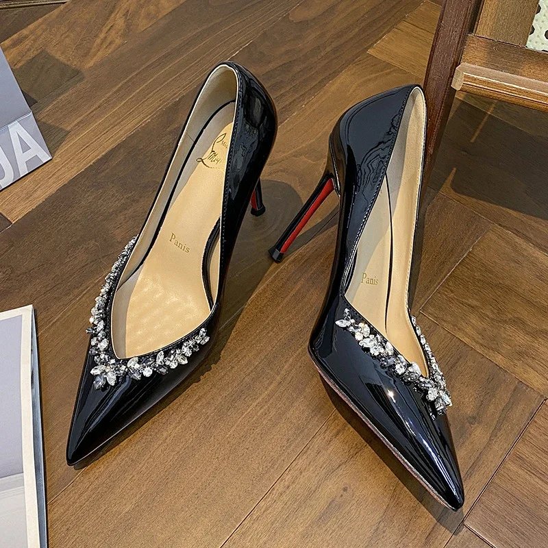 V-cut closed-toe chain black (10CM)