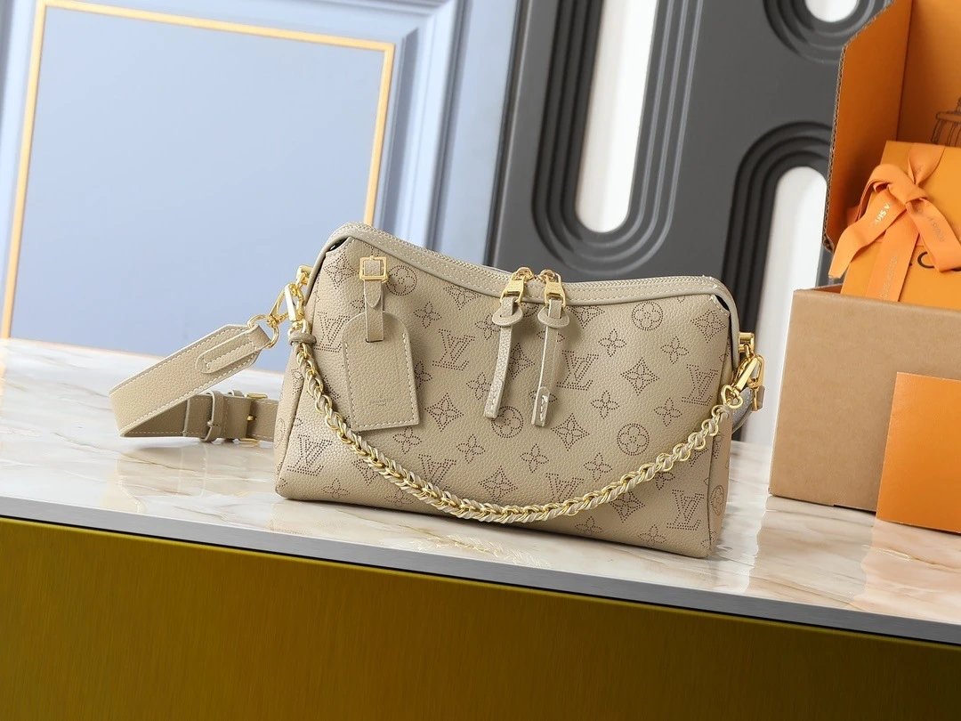 Louis Vuitton Shoulder Bag photo 5