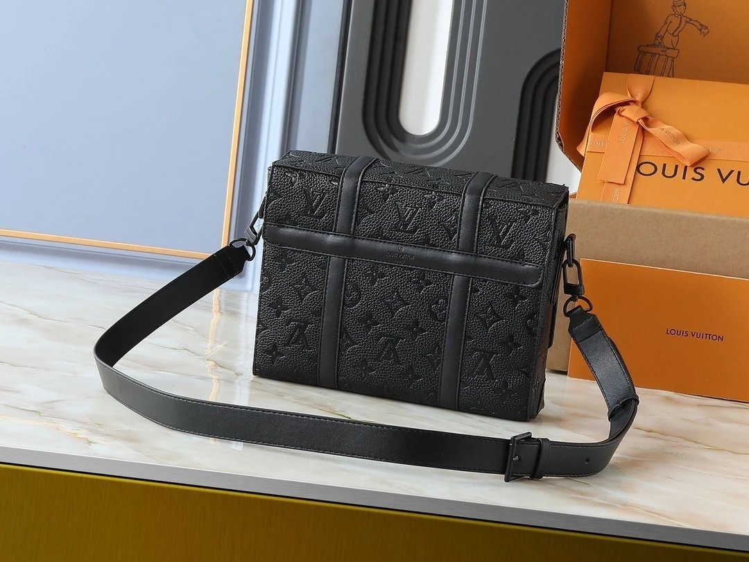 Louis Vuitton Shoulder Bag photo 3