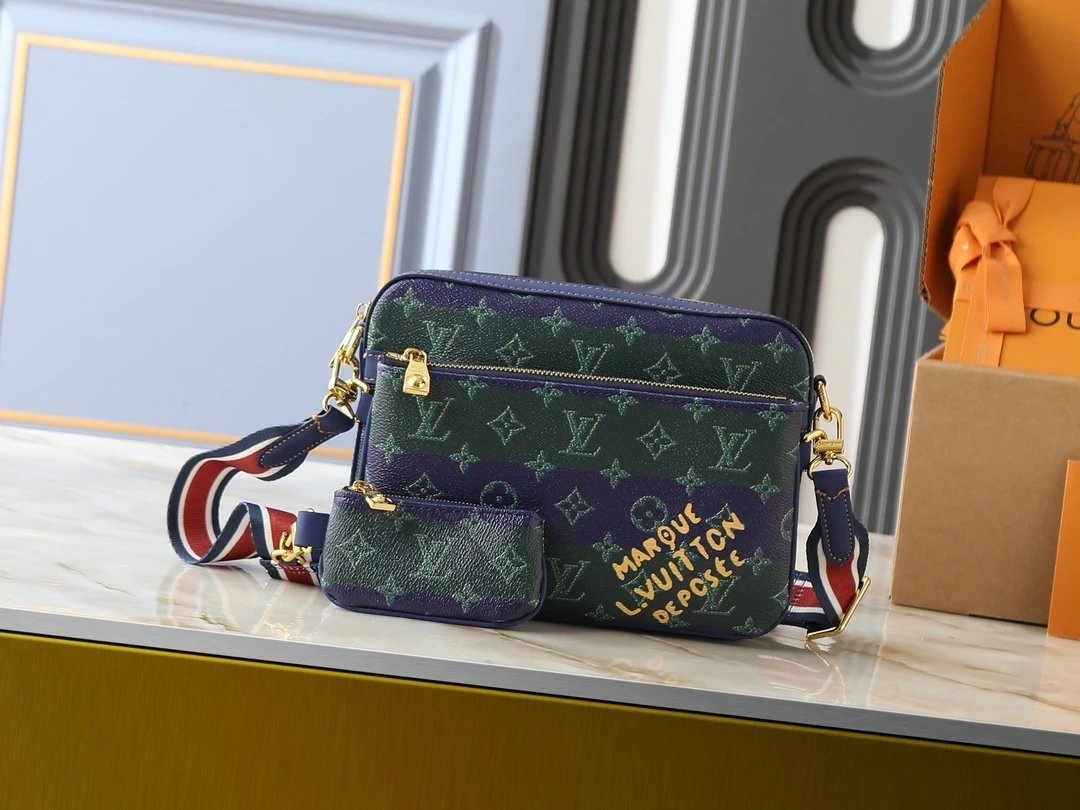 Louis Vuitton Shoulder Bag photo 2