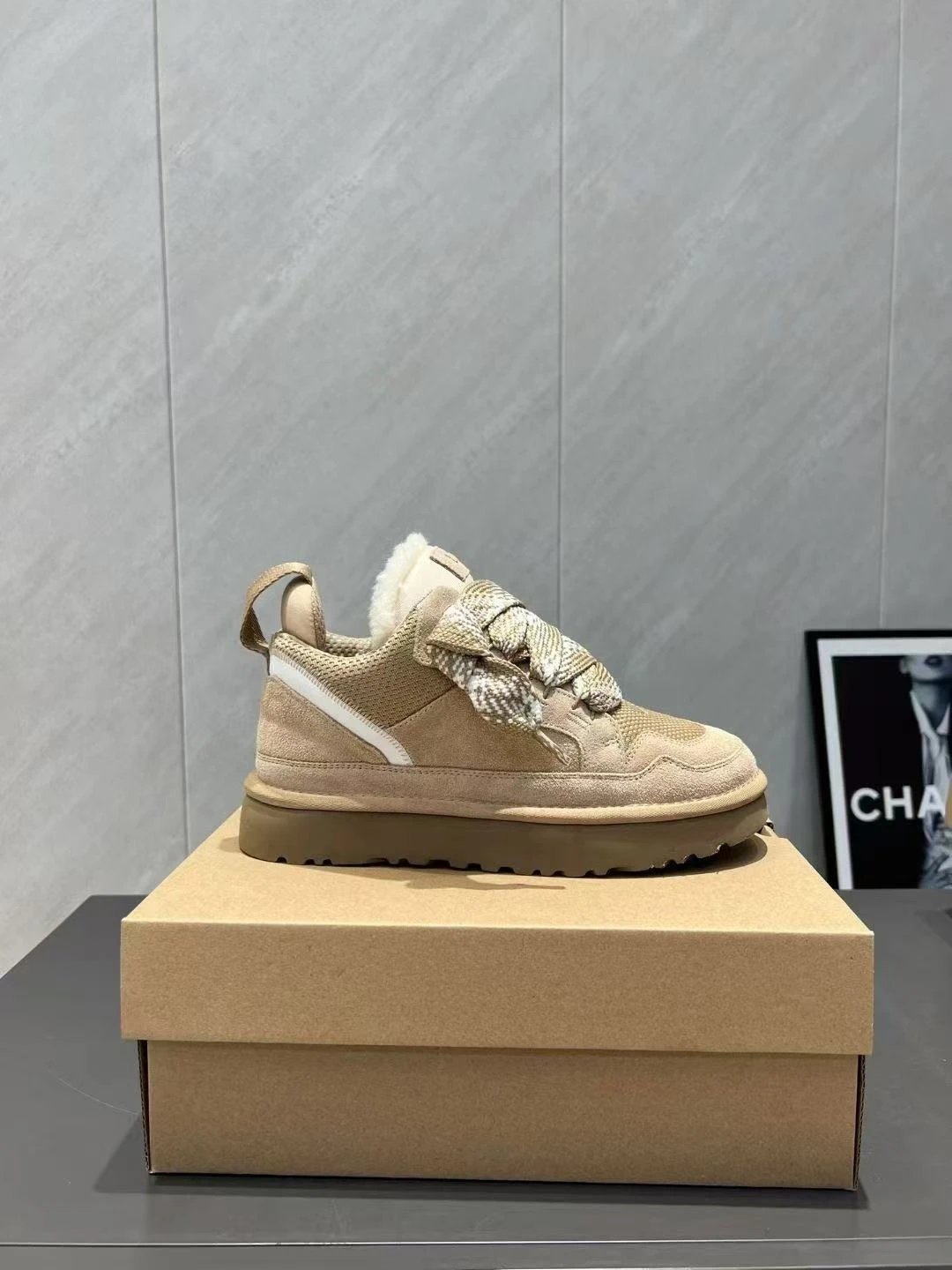 UGG Classic Sand Sne