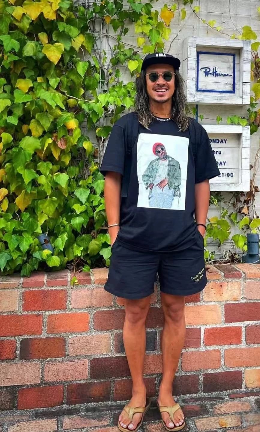 Graphic Print White Short Sleeve T-Shirt With Black Red Portrait Design Casual