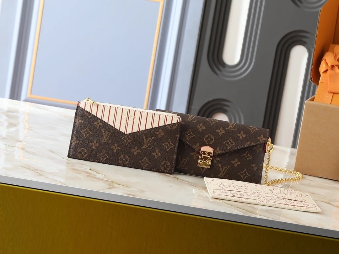 Louis Vuitton Shoulder Bag photo 6
