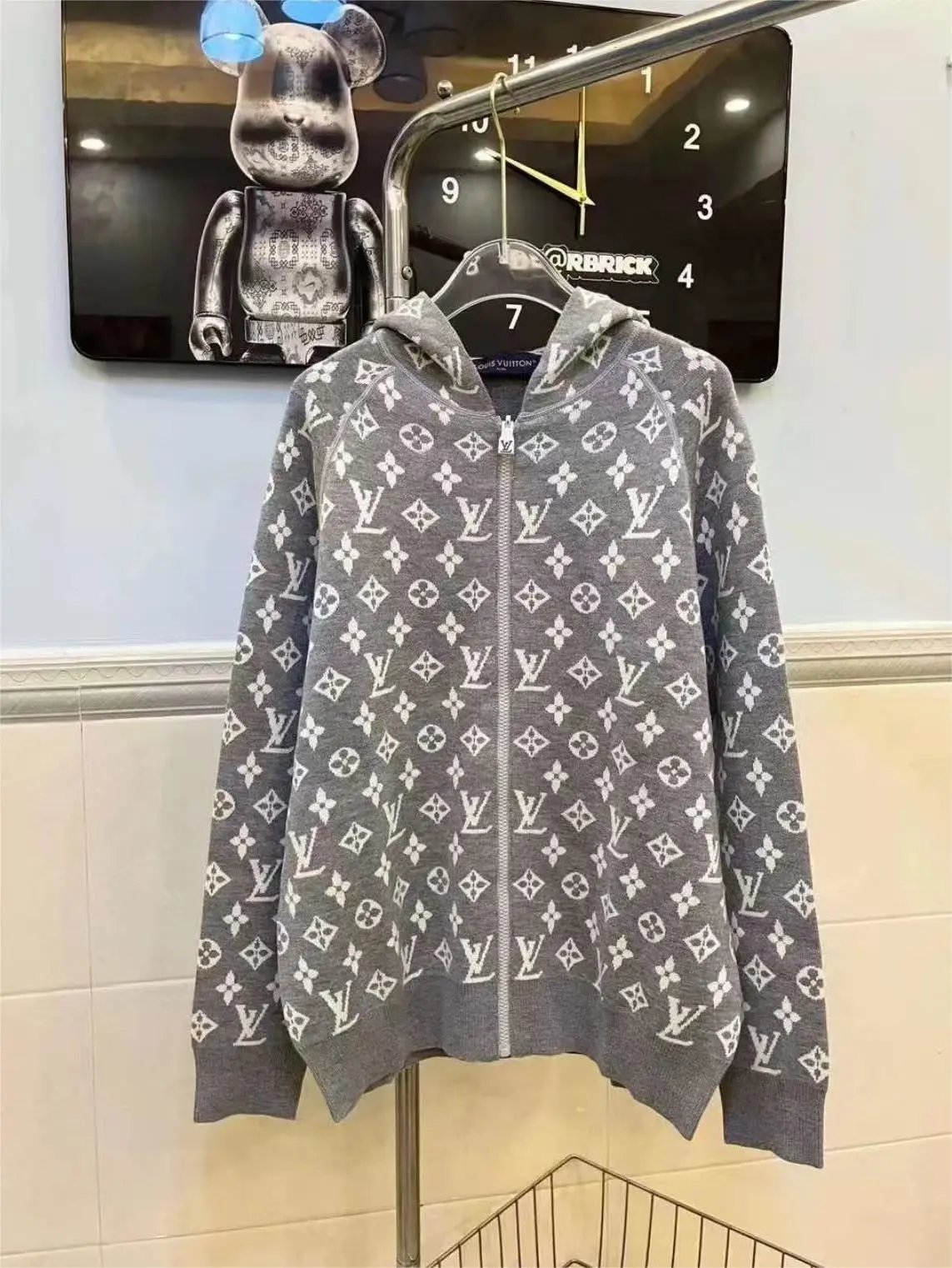 LV 23-Grey