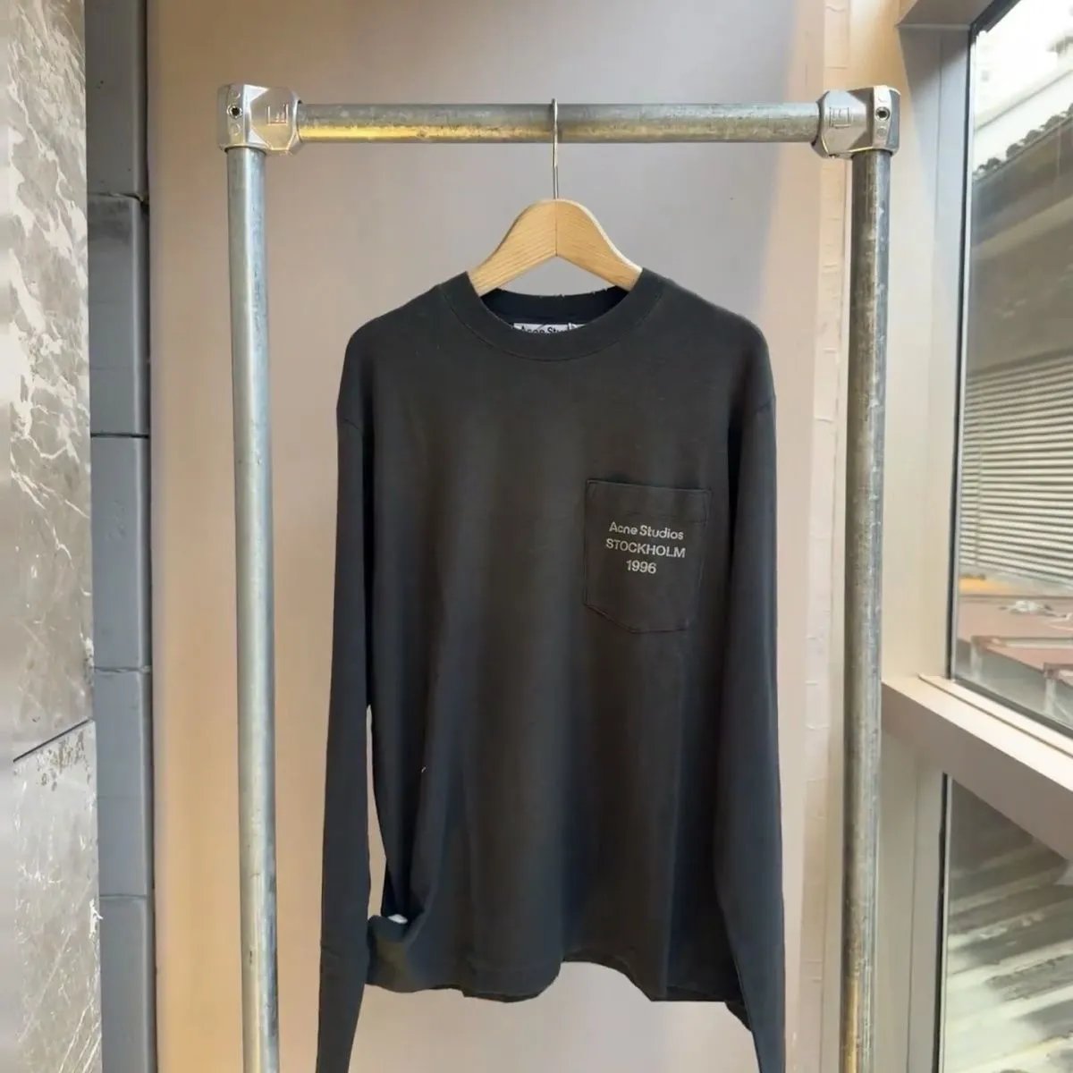 Pocket style letter black