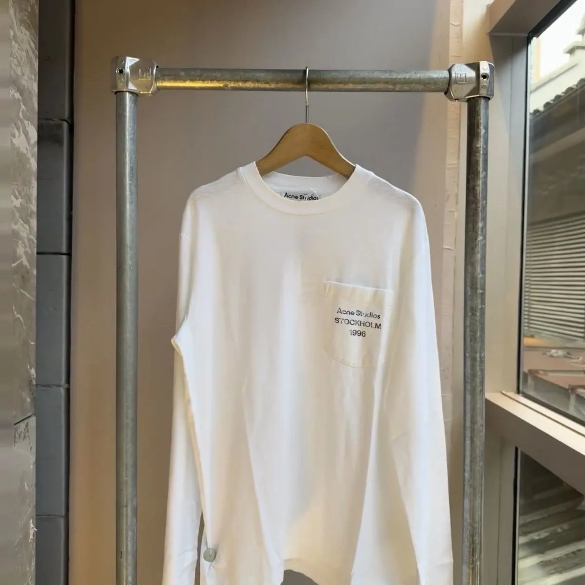 Pocket style letter white