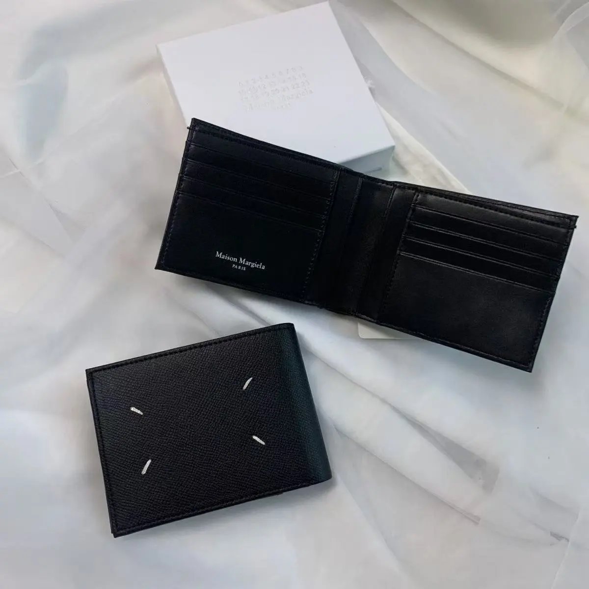 High-Quality 1:1 Replica Wallets, Watches, Bags, Clothing, Jewelry (For More Styles, Contact via WhatsApp: +86 13798875951)