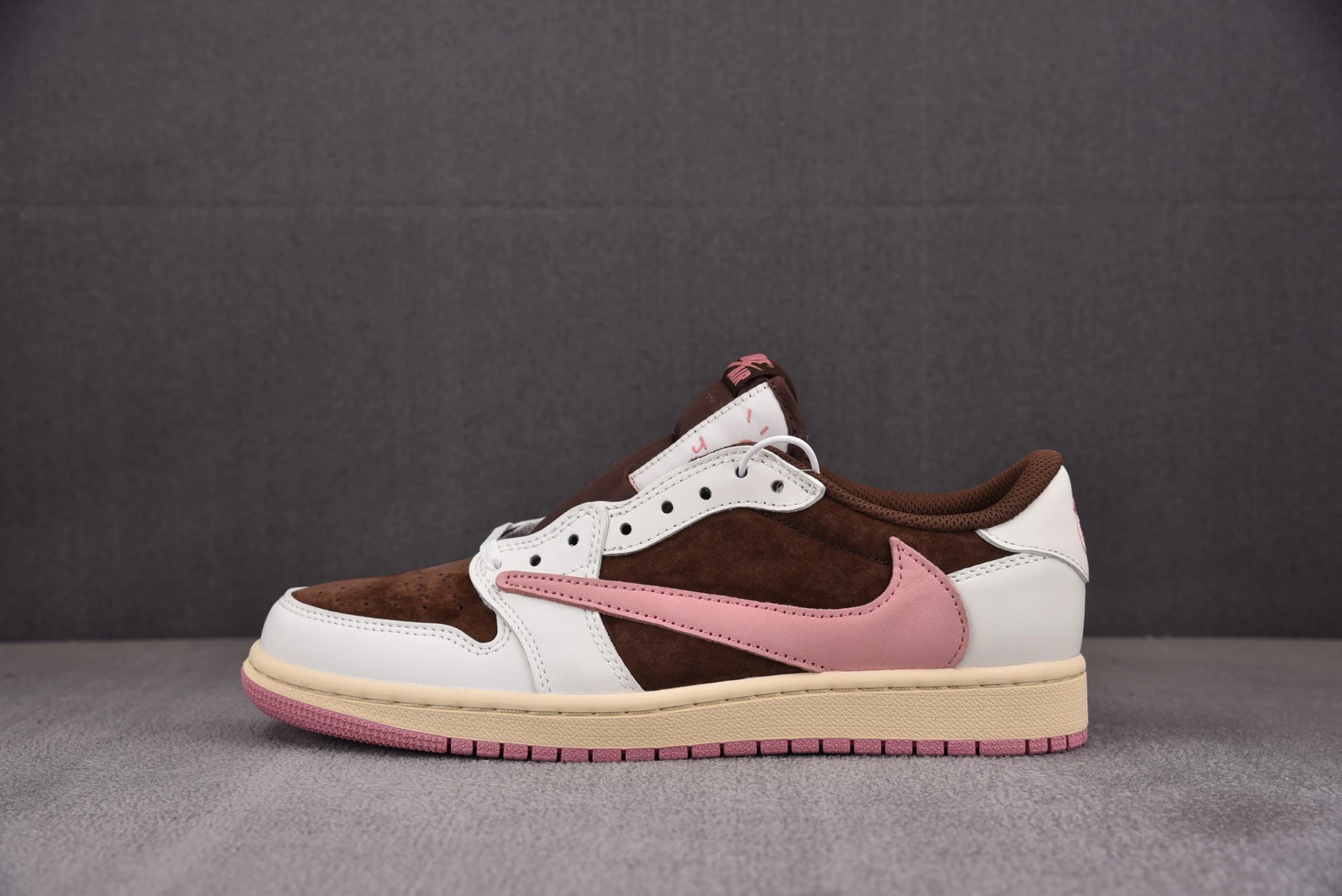 Brown powder DZ4137-206