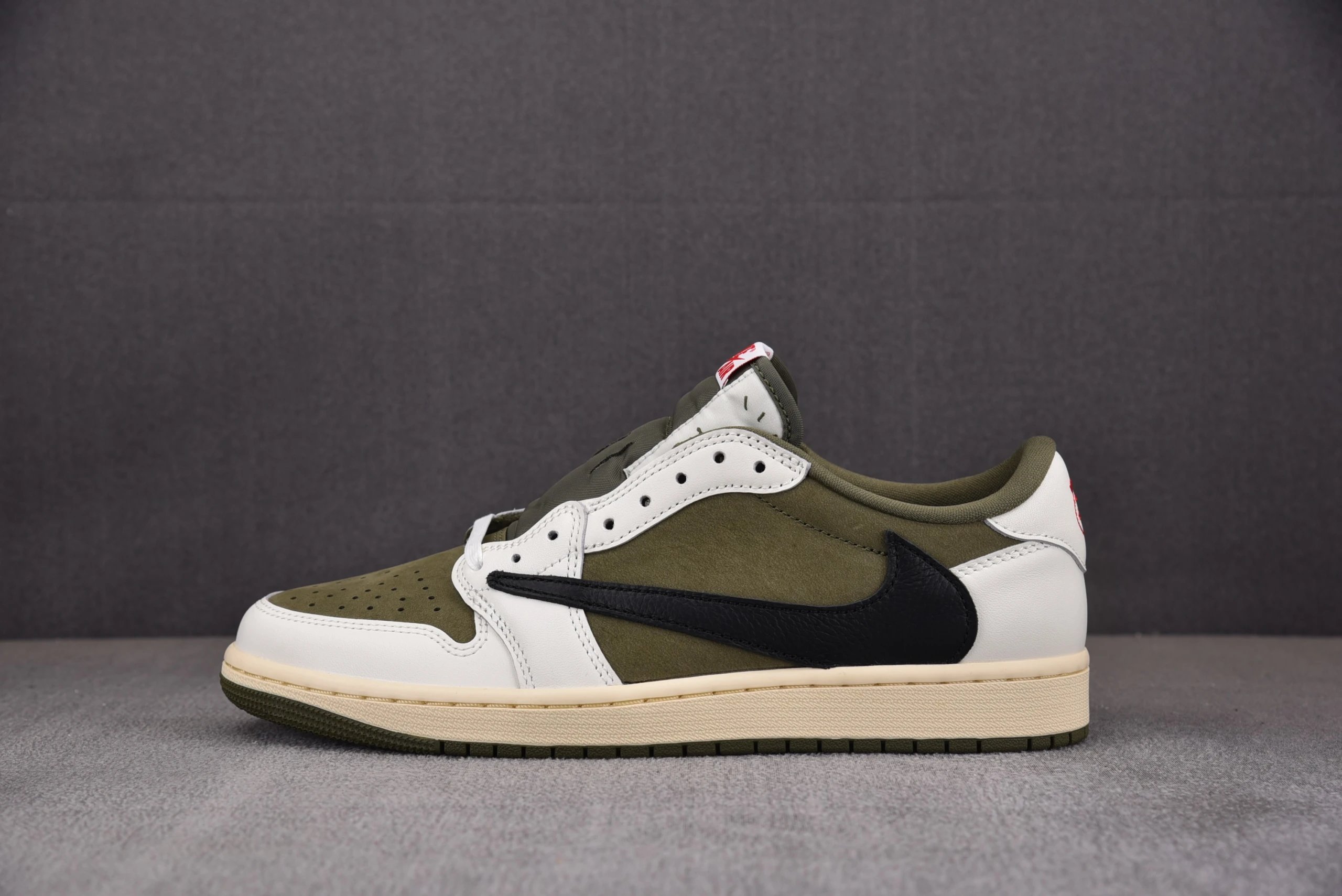 "Medium Olive" Beige DM7866-200