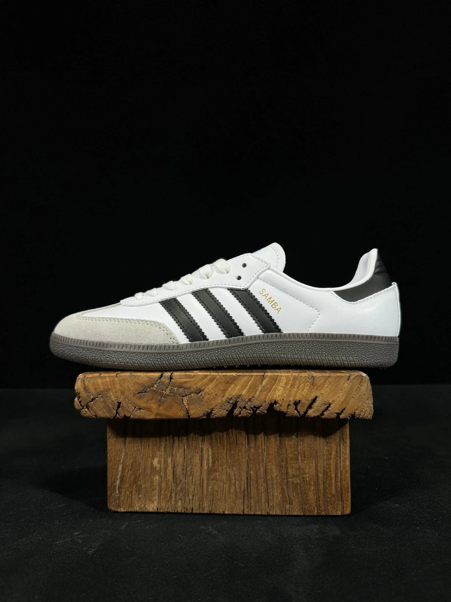 B75806 Black White