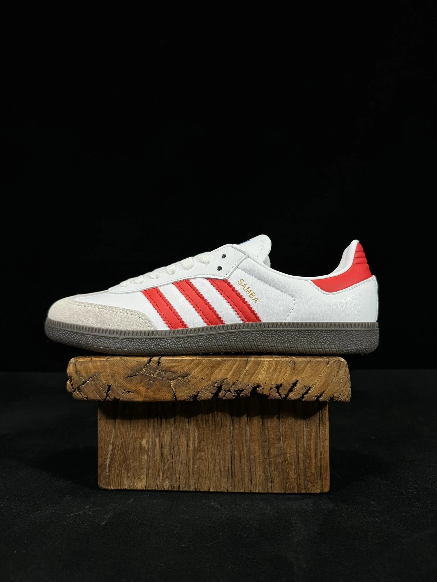 IG1025 Red White