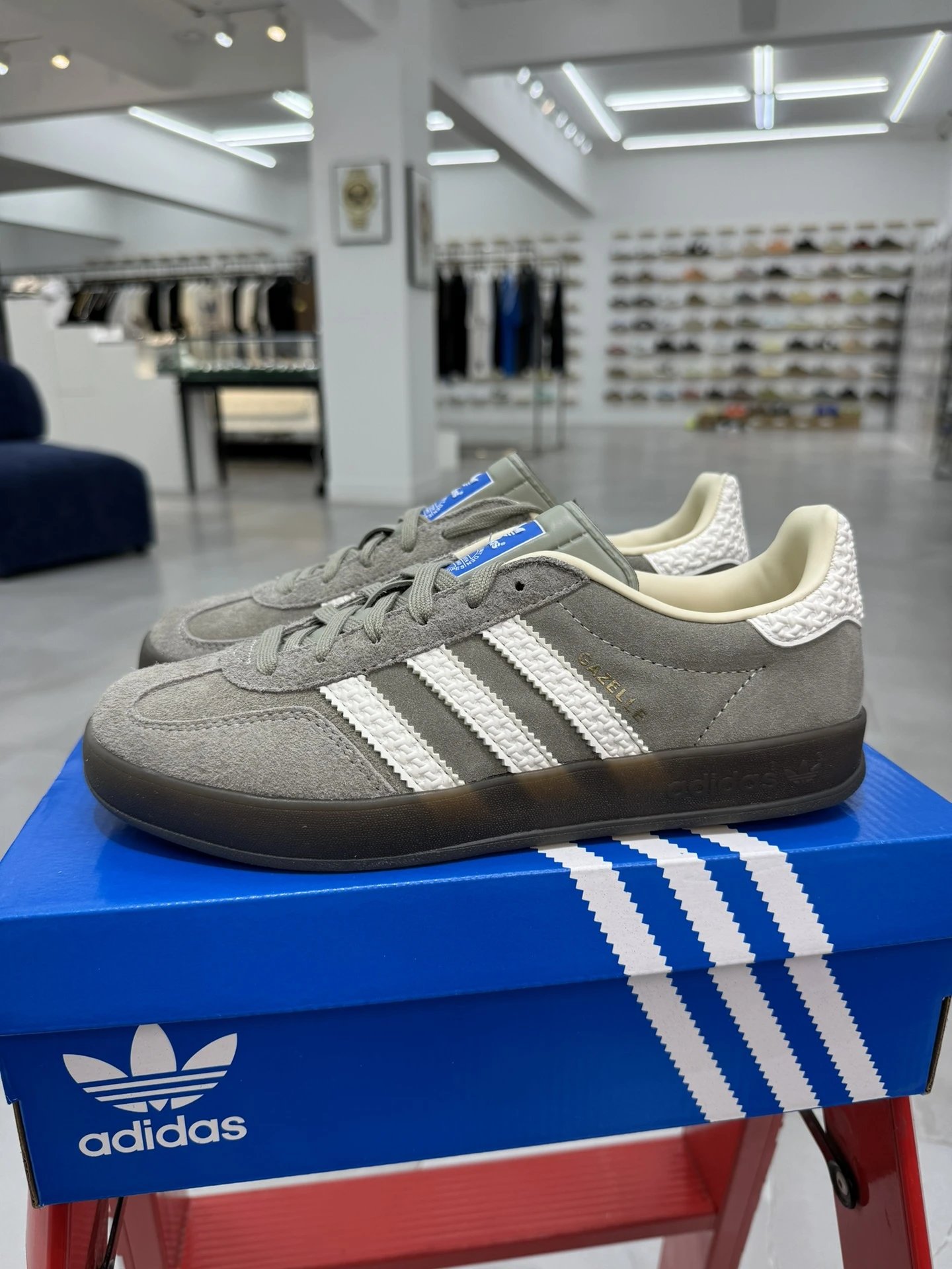 IF1807 Grey White