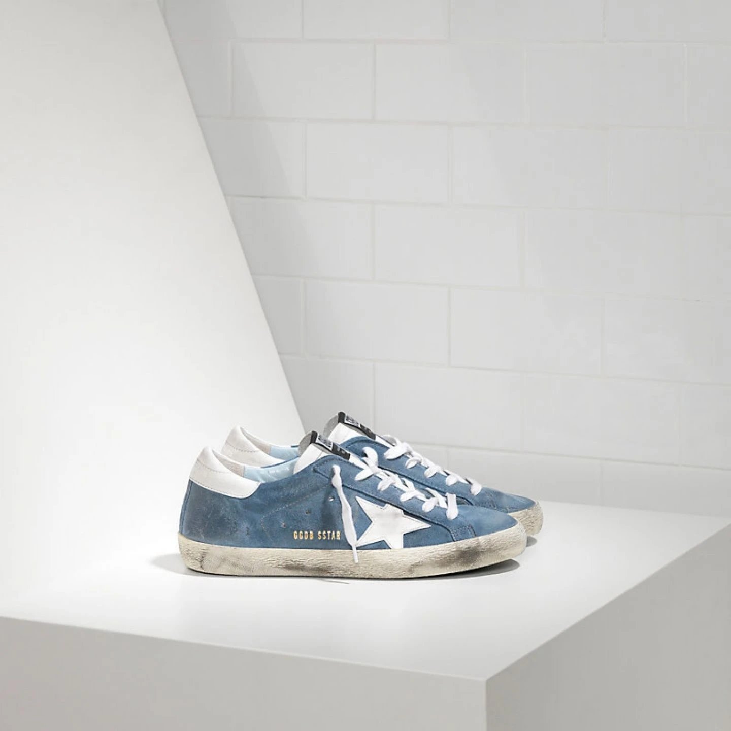 Light blue, white star, white tail