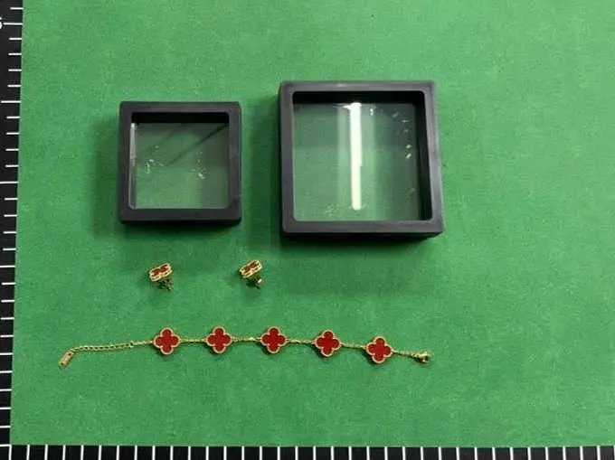 Design Louis Vuitton Monogram Flower Bracelet Gold Crystal Bracelet Jewelry - 5