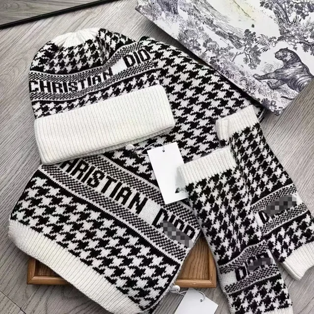 Dior Knitted Beanie, Scarf and Gloves Set with Houndstooth Logo Band product detail image 4