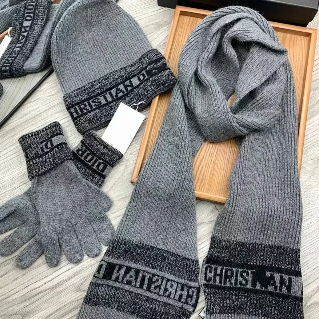 Dior Knitted Beanie, Scarf and Gloves Set with Houndstooth Logo Band product detail image 3