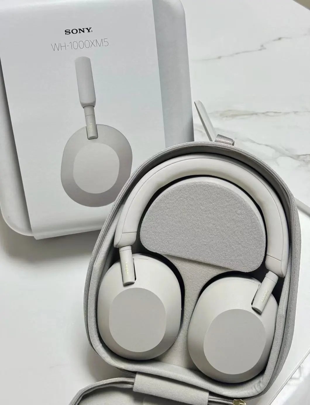 Sony XM5 Off-White (No returns or exchanges unless defective)