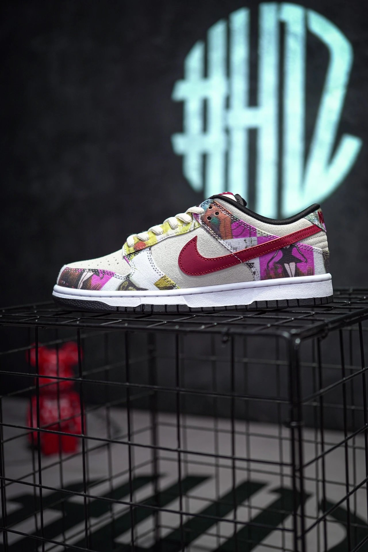 NIKE SB Dunk Low Paris