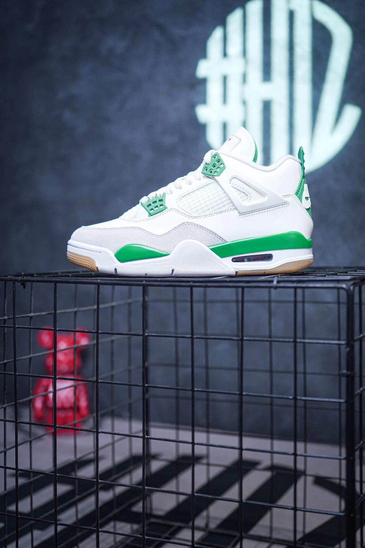NK SB x Air Jordan 4 "Pine Green" collaboration green and white