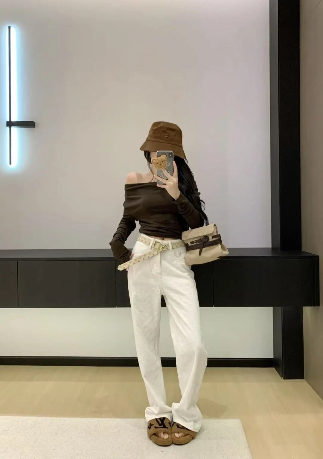 White Wide-Leg Jeans [1 style]