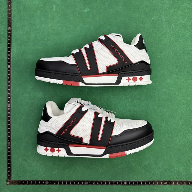 Louis Vuitton Sneakers Logo product detail image 1
