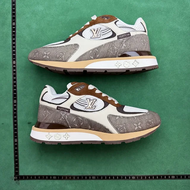 Louis Vuitton Sneakers Logo product detail image 4