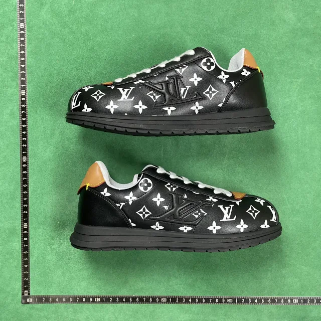 Louis Vuitton Sneakers Logo product detail image 2