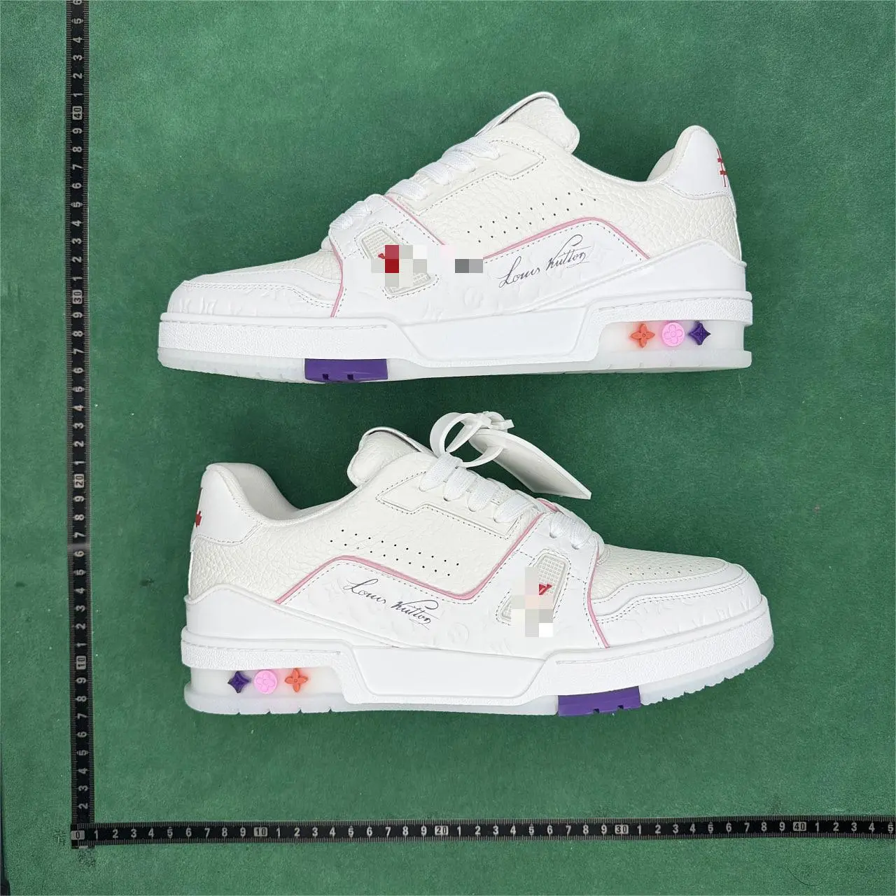 Louis Vuitton B22 Sneakers [LV