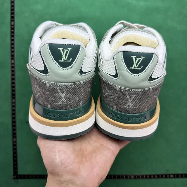 Louis Vuitton Sneakers Logo product detail image 6