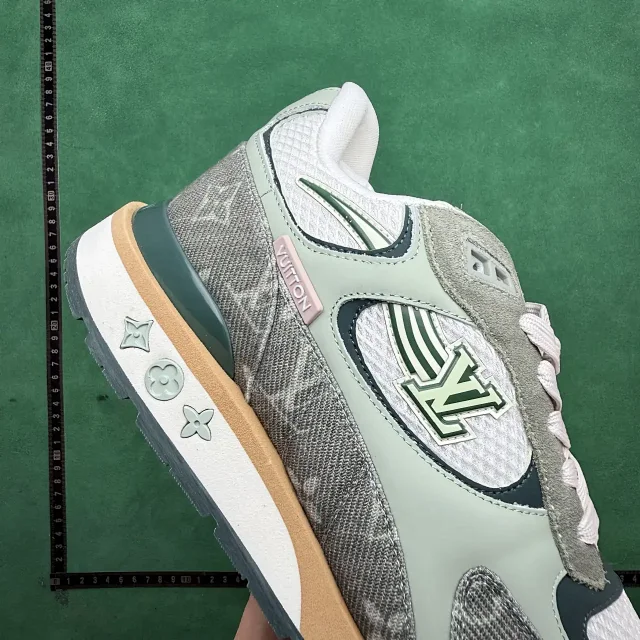 Louis Vuitton Sneakers Logo product detail image 5