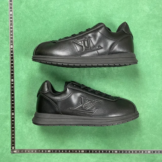 Louis Vuitton Sneakers Logo product detail image 3