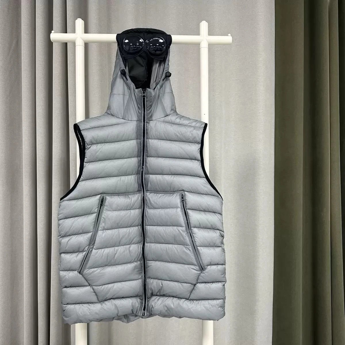 CP hooded vest - silver