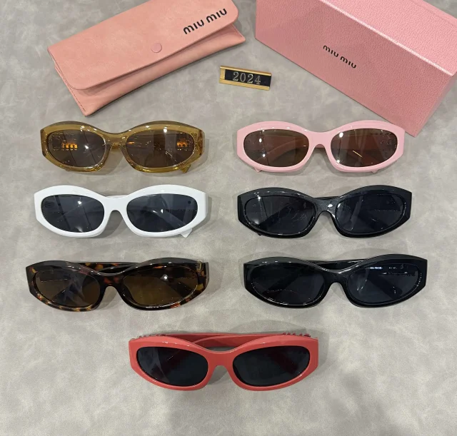 Miu Eyewear 5515 Heart-Logo Square Sunglasses product detail image 1