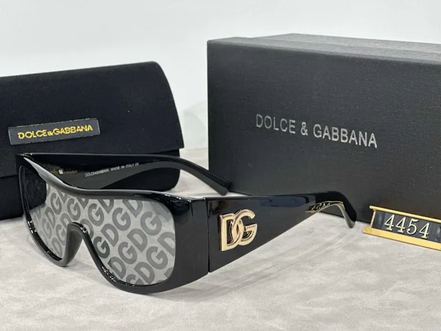 Dolce & Gabbana Eyewear Oversized square sunglasses with DG temple logo product detail image 2