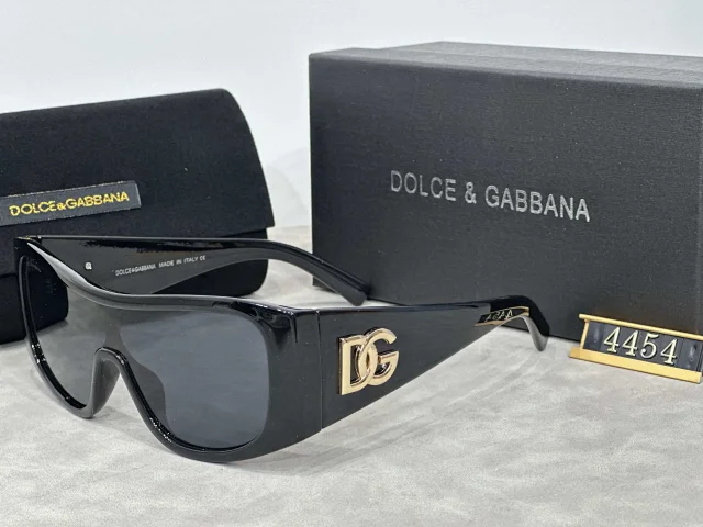 Dolce & Gabbana Eyewear Oversized square sunglasses with DG temple logo product detail image 3