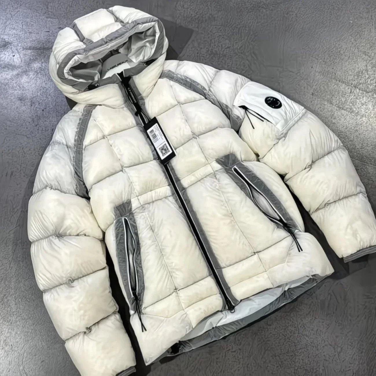 High quality off white color (more details on WhtsApp+853 66840092)